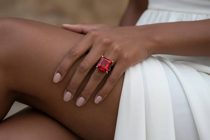 14K Rubin Ring Juli Birthstone Quadratisch Geschliffener Handgemachter Prong Großer Solitär Gravierter von AnemoneJewelry