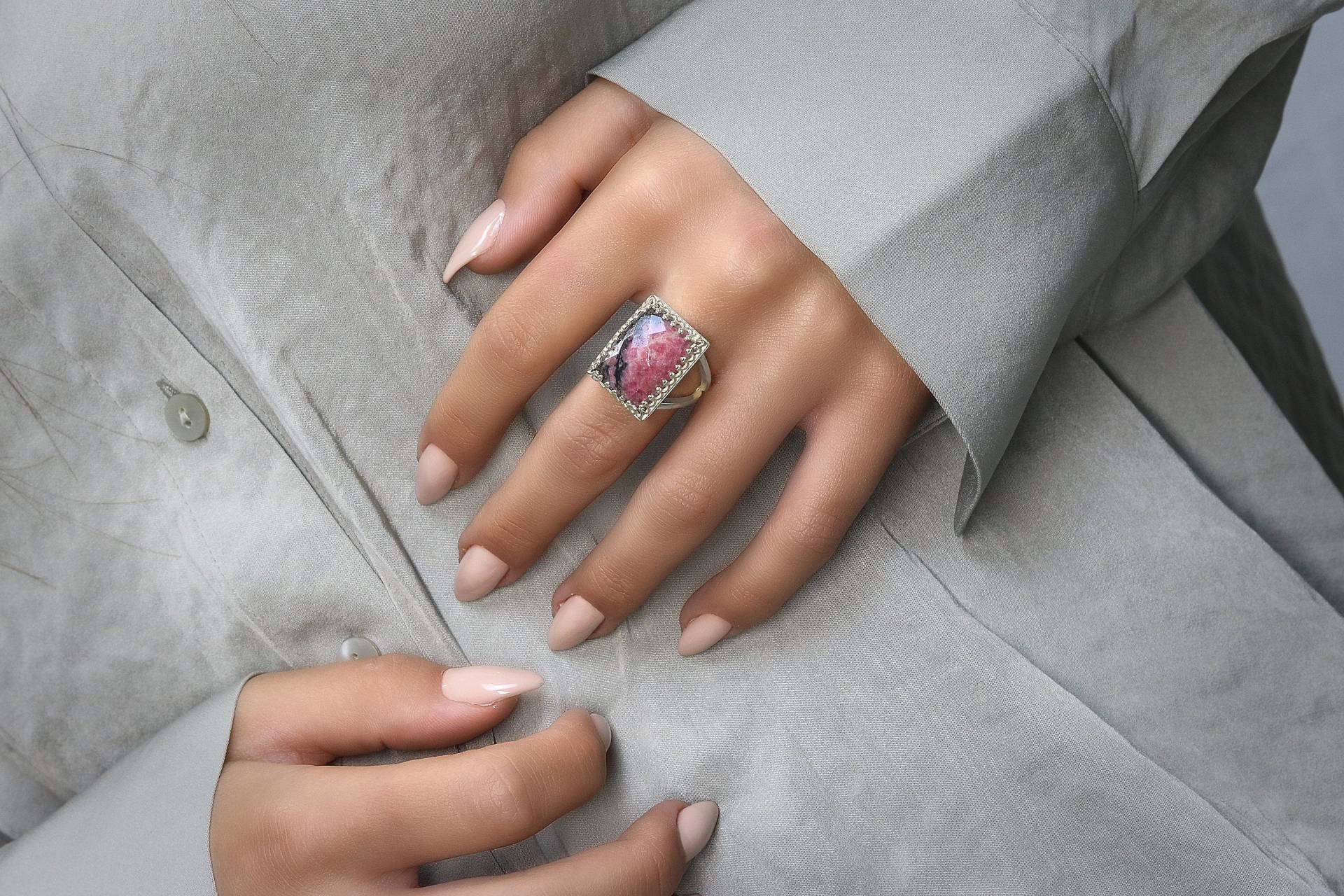 Atemberaubender Rhodonit Ring Aus Silber Pink Statement Rechteckiger Edelstein Halbedelstein Naturstein von AnemoneJewelry