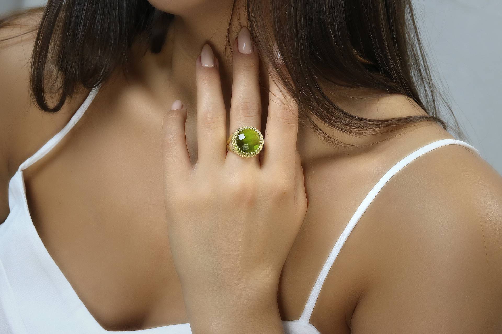 Gold Peridot Ring Runder Statement August Birthstone Gefüllter Edelstein Großer Grüner Geschenk Für Mama von AnemoneJewelry