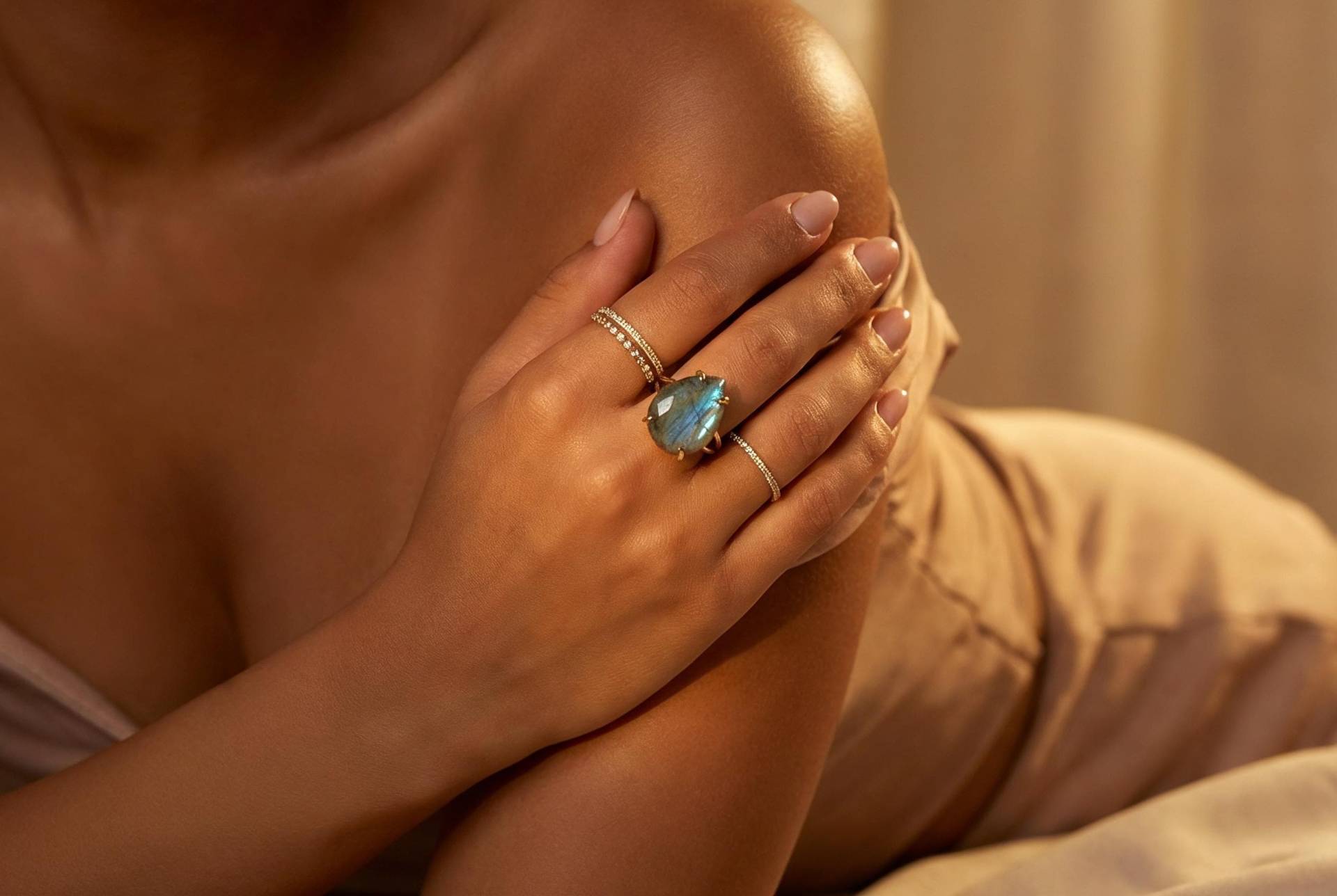 Goldbirnen-Halbedelstein-Labradorit-Ring - 14K Natürlicher Statement-Stein-Ring von AnemoneJewelry