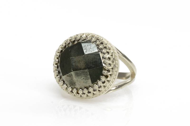 Handgemachte Silber-Ring Mit Pyrit-Ring Ringe Für Frauen Silberring Edelstein-Ring Eisen-Pyrit-Ring Statement-Ring von AnemoneJewelry