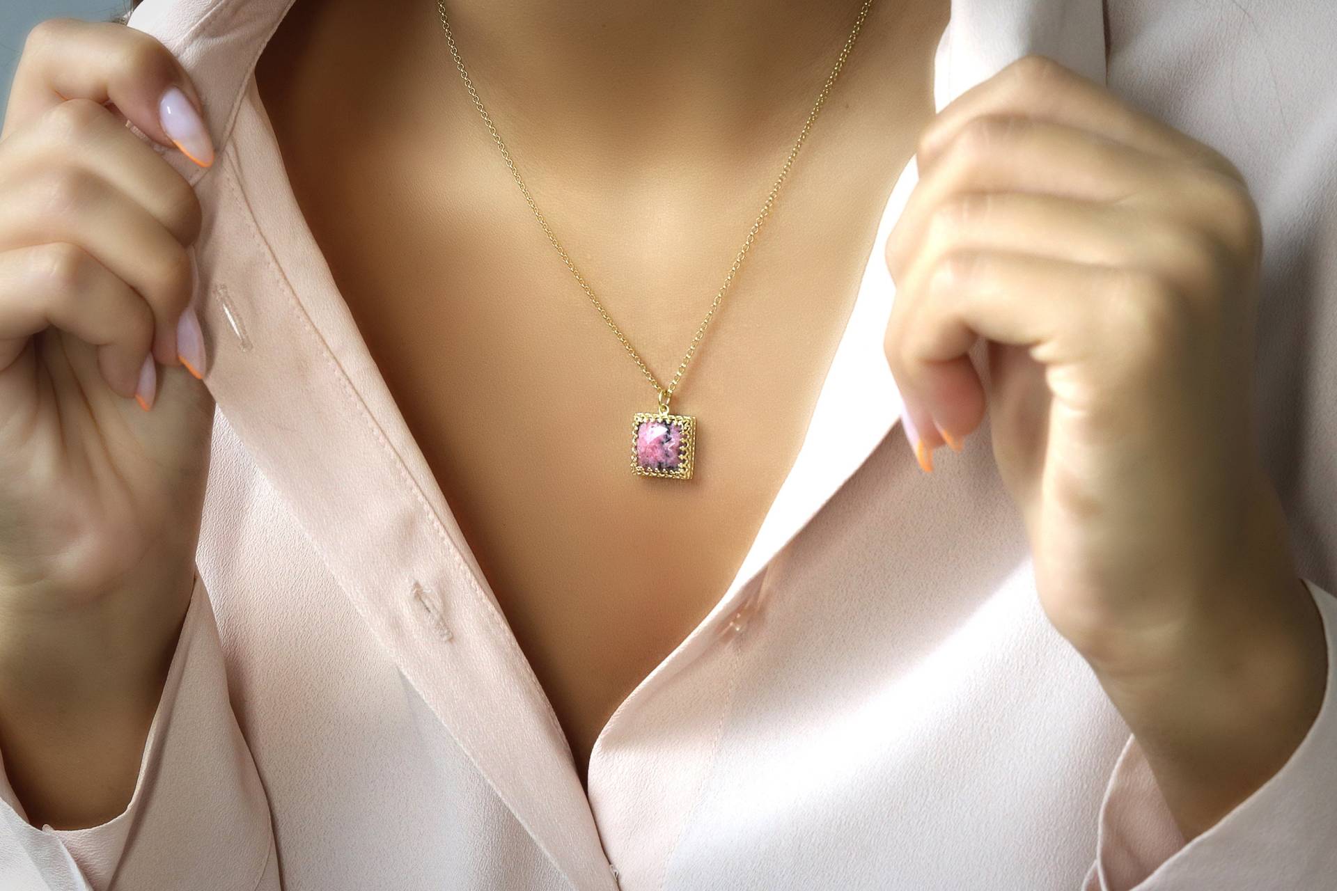 Rhodonit Halskette Square Cut Edelstein-Halskette Pink Anhänger Lange Facettierte Stein von AnemoneJewelry