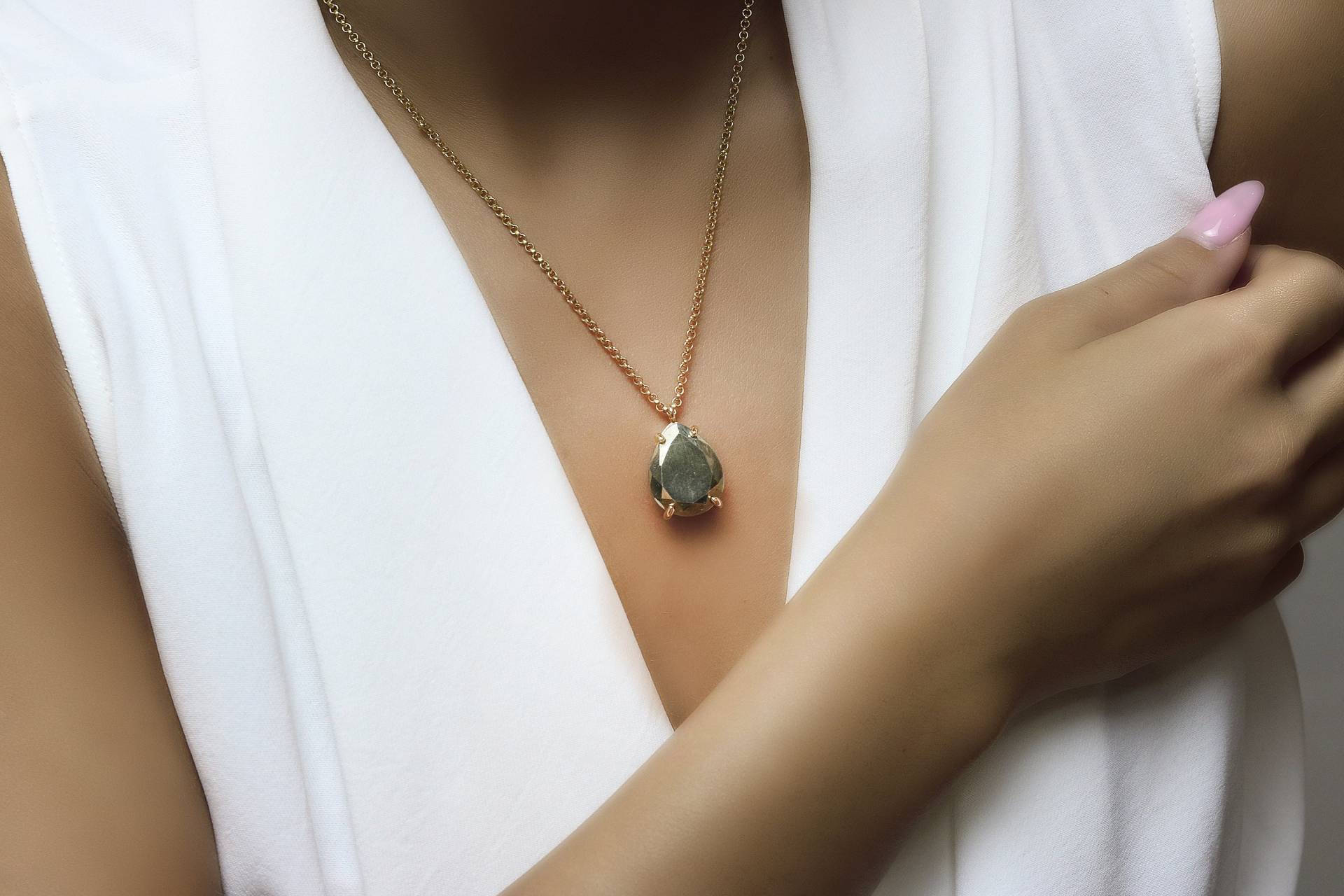 Rohe Pyrit Halskette Birnenform Graue Edelstein Einzigartiger Stein Anhänger Für Frauen von AnemoneJewelry