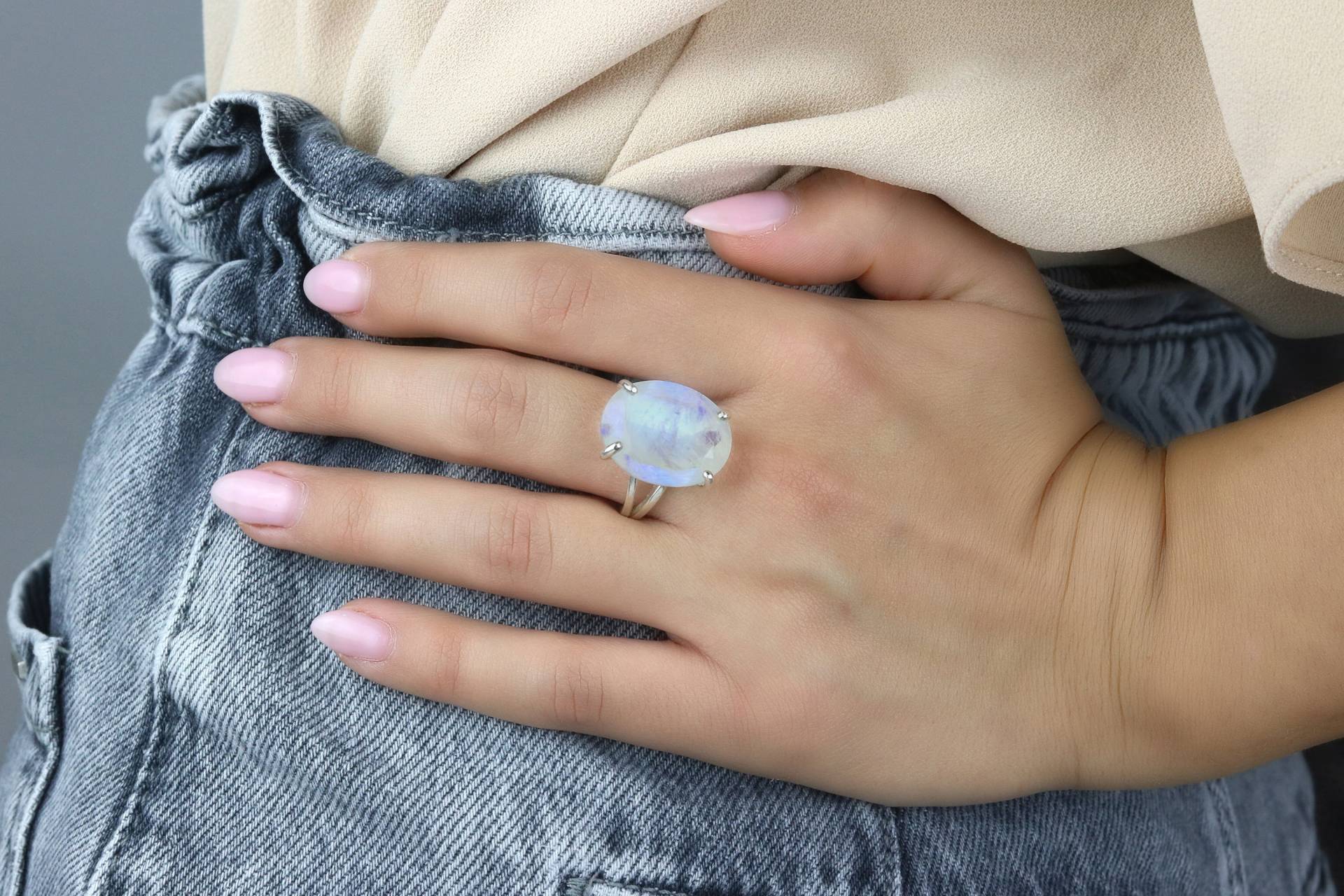 Rosegold Mondstein Ring Rotgold Edelstein Regenbogen Oval Doppelbandring Handgemachte Ringe von AnemoneJewelry