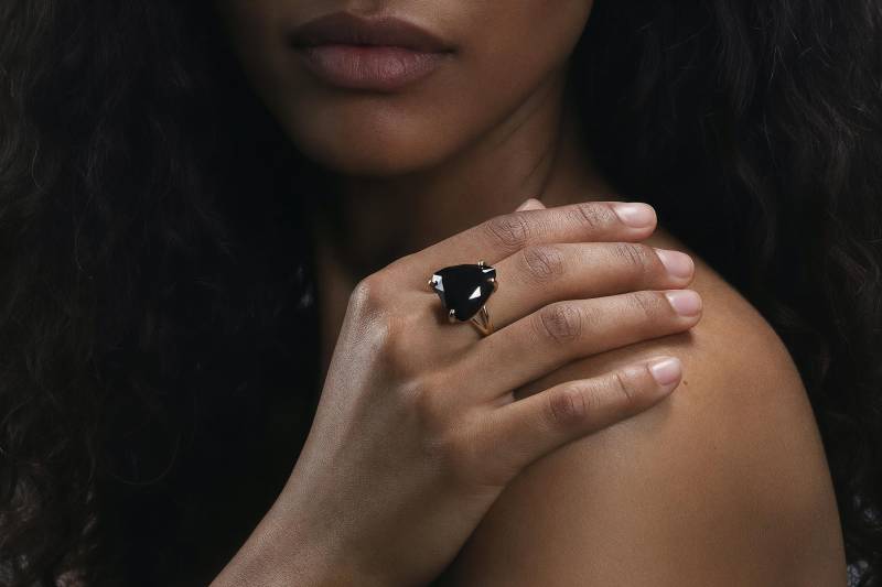 Schwarzer Onyx Ring 18K Goldring Edelstein Trillion Geschliffener Stein Statement Solitär von AnemoneJewelry
