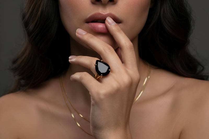 Schwarzer Onyx Ring Edelsteinring Birnenring Tropfenring Schlichter Steinring Cocktailring Goldring 14K Gold Filled von AnemoneJewelry