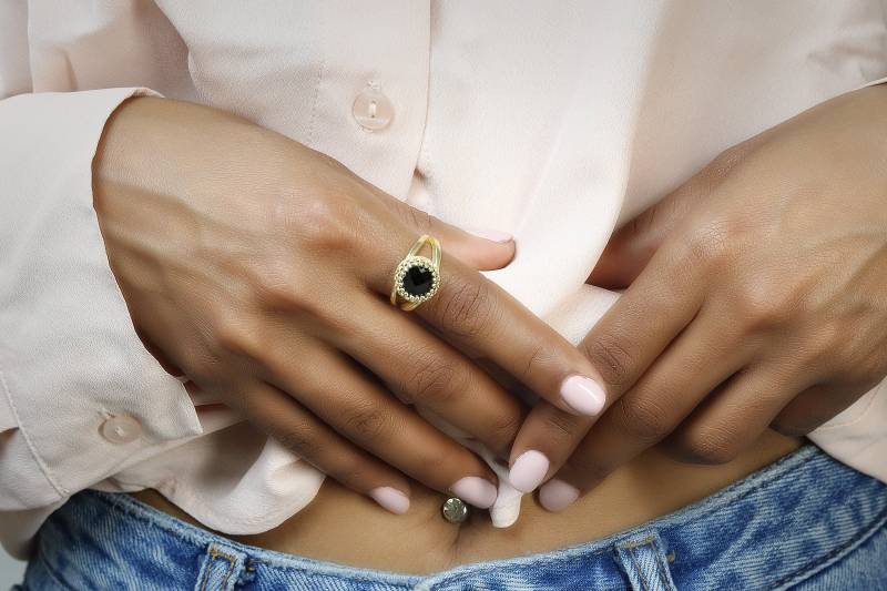 Schwarzer Onyx Ring Zarter Edelstein Gold Benutzerdefinierte Ringe Geburtstagsgeschenk Persönlicher Diamant Alternative von AnemoneJewelry