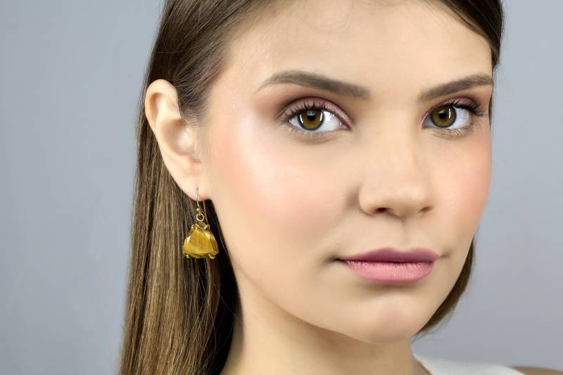 Tigerauge Dreieck Ohrringe 14K Gold Prong Trillion Edelstein Statement von AnemoneJewelry