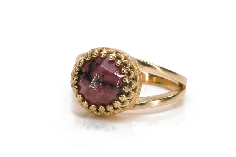 Zarter Steinring Rhodonit Ring Doppelbandring Kleiner Edelsteinring Kostbarer Vorschlagsring von AnemoneJewelry