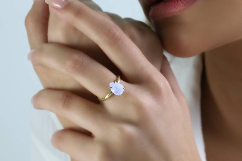18K Gold Pear Ring Solid Mondstein Regenbogen Teardrop Benutzerdefinierte Stapelringe von AnemoneUnique