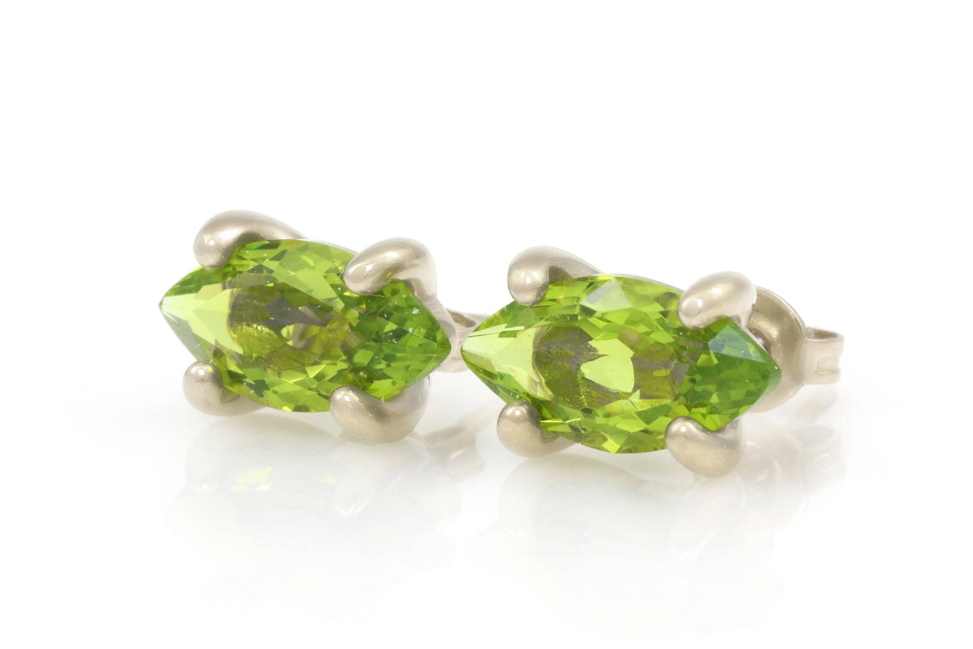 Peridot-Ohrringe Aus 925Er-sterlingsilber Rhodium-Ohrringe Silber Ohrringe 14-Karätigem Weißgold Ohrstecker Mit August-Geburtsstein von AnemoneUnique