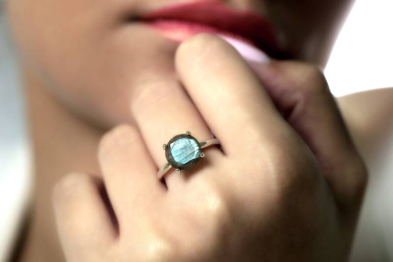925 Sterlingsilber-Labradorit-Ring Verlobungs-Edelsteinring Versprechens-Cocktailring Geschenke Für Sie Rundschliff-Solitärring von AnemoneUnique