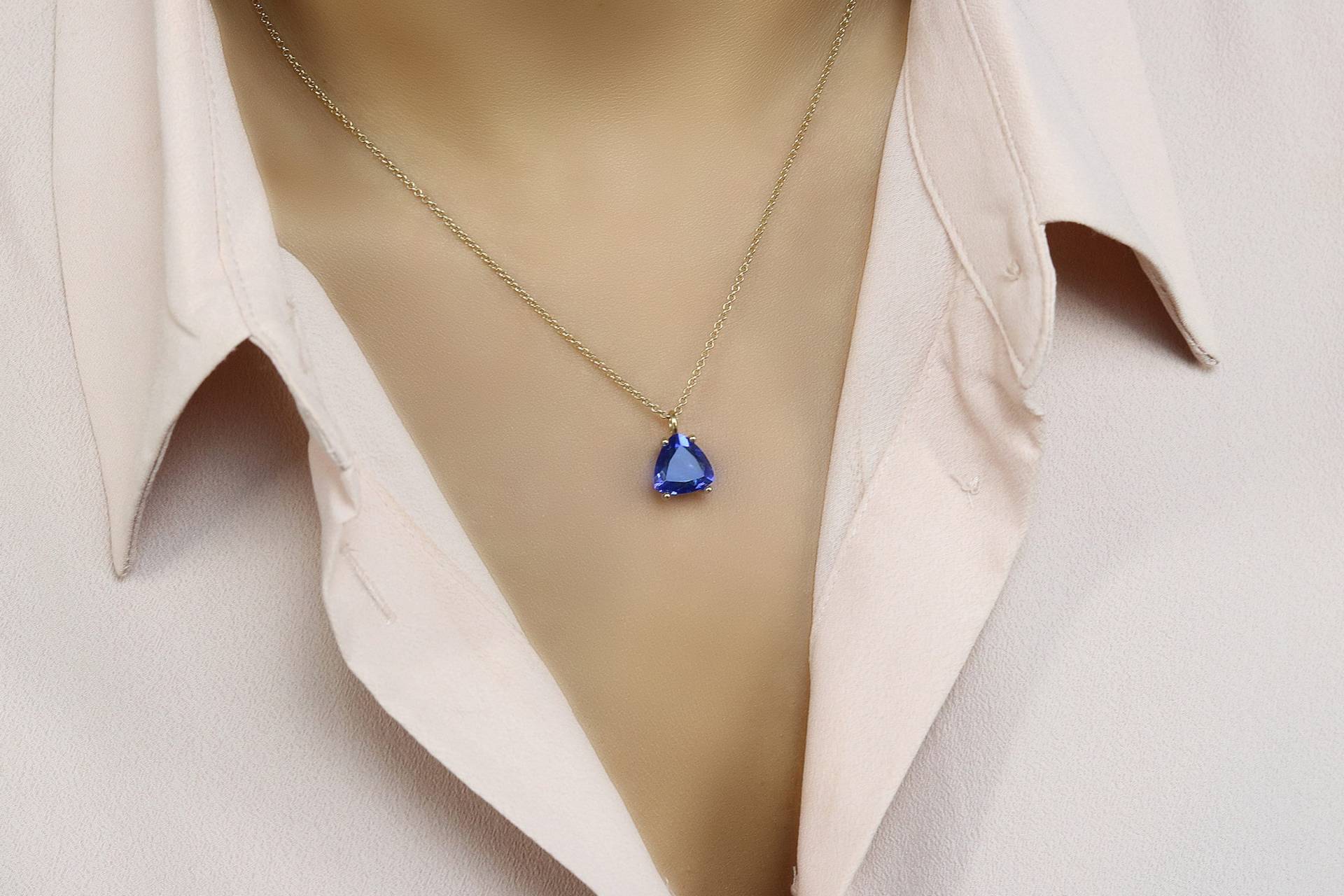 Blauer Saphir-Anhänger-Halskette September-Geburtsstein-Schmuck Geburtstagsgeschenk Für Sie Saphir-Anhänger von AnemoneUnique