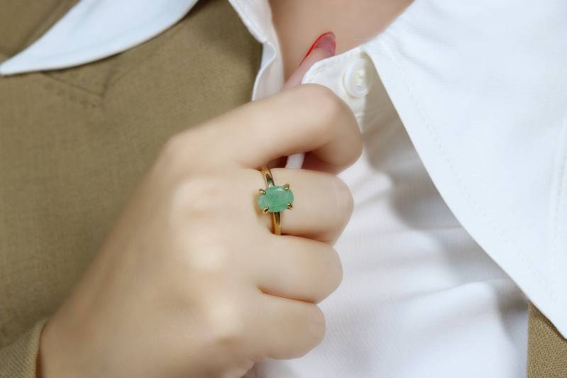 Grüner Aventurin Ring 24K Goldring Stapelring Steinring Edelstein Gold Stapelbarer Oval Solitärring von AnemoneUnique
