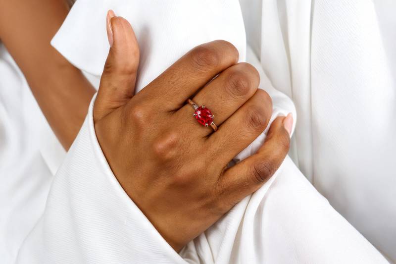 Horizontaler Unikat Rubin Ring 18K Gold Solitaire Juli Birthstone Massiv Goldring 24K Verlobungsring Oval von AnemoneUnique