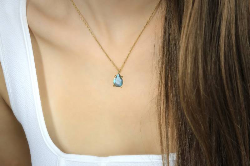 Labradorit Halskette Teardrop Birnbaum Edelstein Gold Prong Anhänger Braut von AnemoneUnique