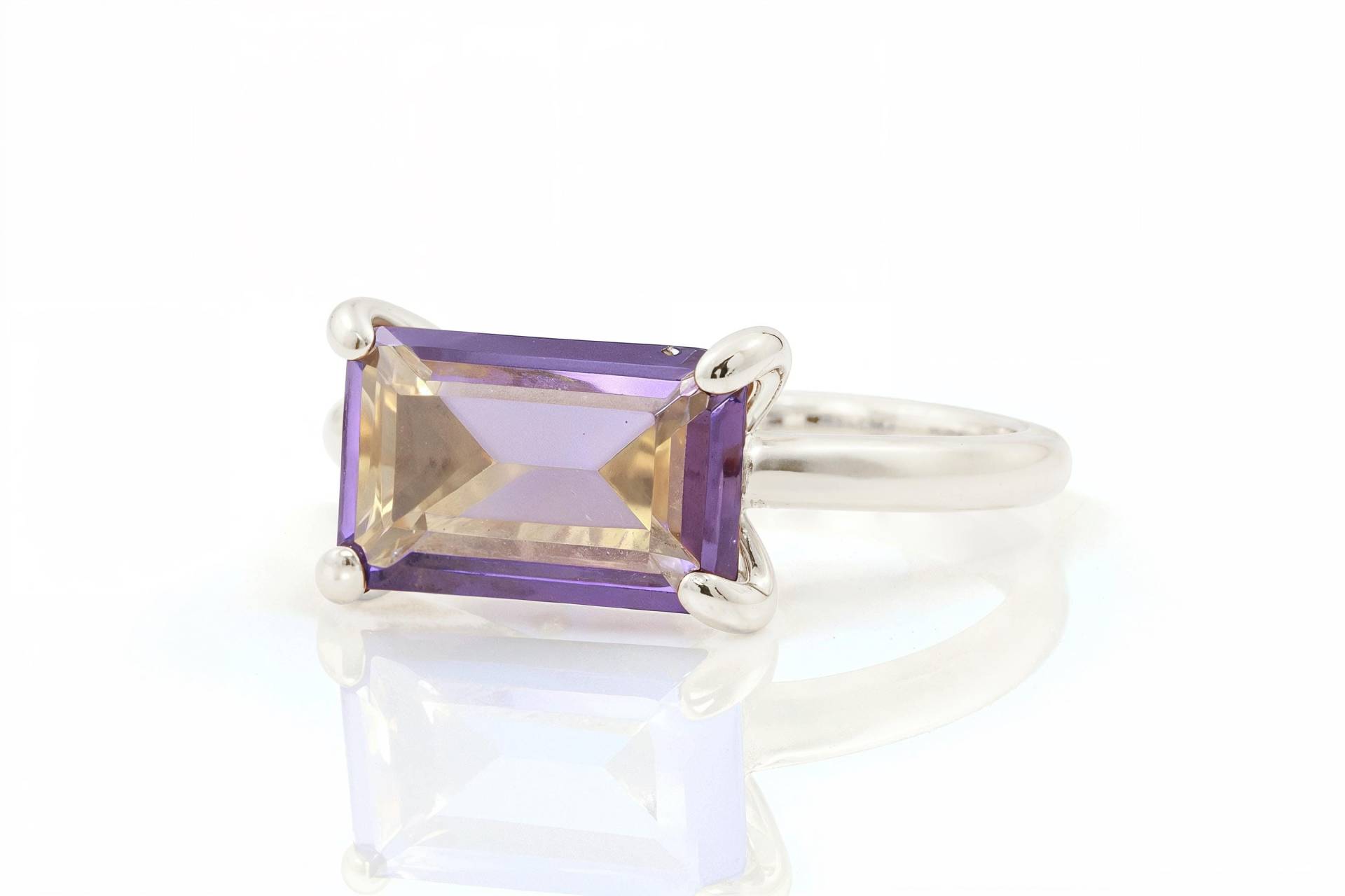 Lila Amethyst Ring Smaragdschliff Silberring Edelstein Februar Stapelbarer Stein von AnemoneUnique