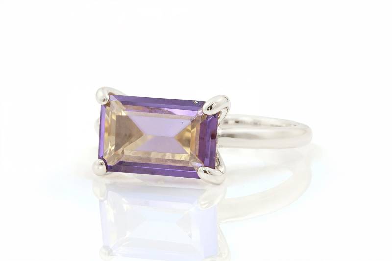 Lila Amethyst Ring Smaragdschliff Silberring Edelstein Februar Stapelbarer Stein von AnemoneUnique