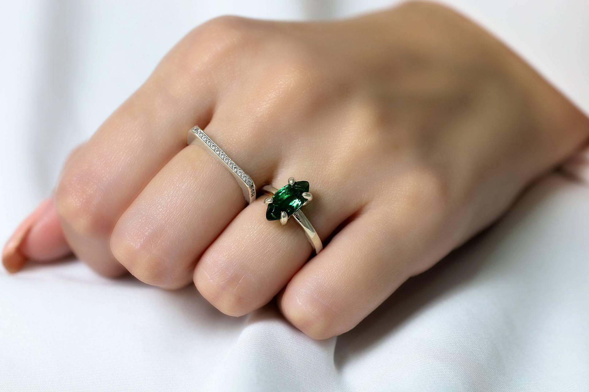 Mai Birthstone Ring Silber Smaragd Personalisierter Weißgold Ringe Marquise von AnemoneUnique
