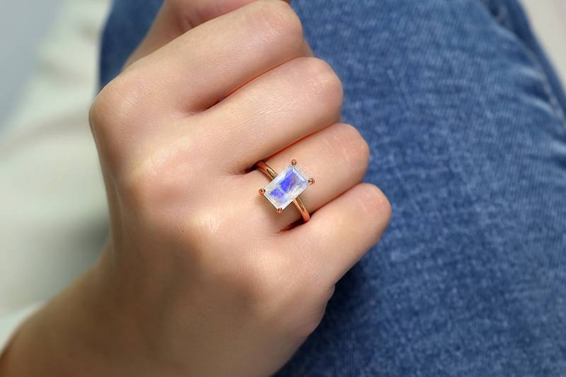 Mondstein Regenbogen Ring Halbedelstein Rechteck Rosegold Solitär Verlobungsring von AnemoneUnique