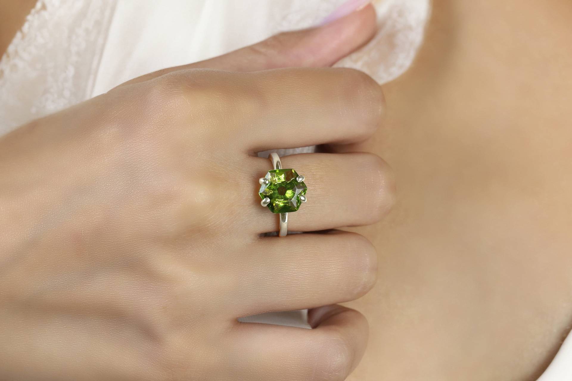 Peridot Ring Vintage Silber Hexagon Cut Zierlicher Stapelbarer Für Sie von AnemoneUnique