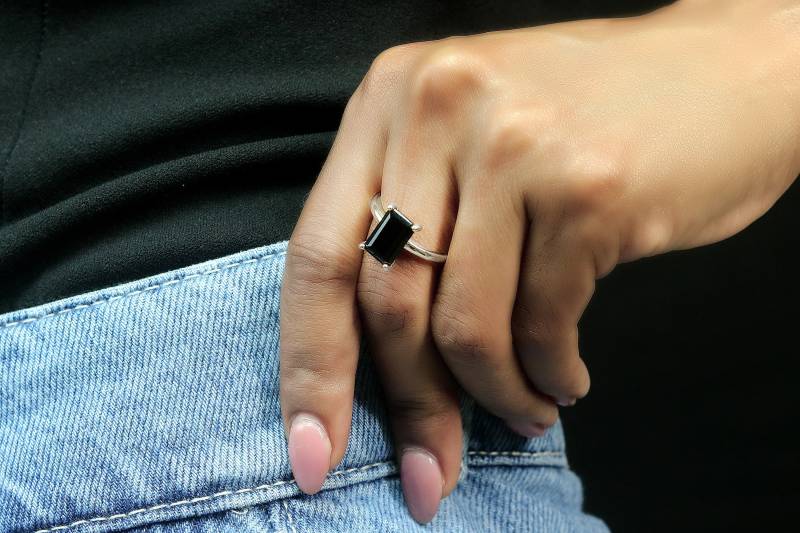 Rechteckiger Ring Schwarzer Onyxring Einzigartige Ringe Zarter Edelsteinring Silberring Stapelring Aus Silber 925 von AnemoneUnique