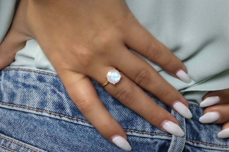 Regenbogen Mondstein Ring Solitär Vintage Weißer Edelstein von AnemoneUnique