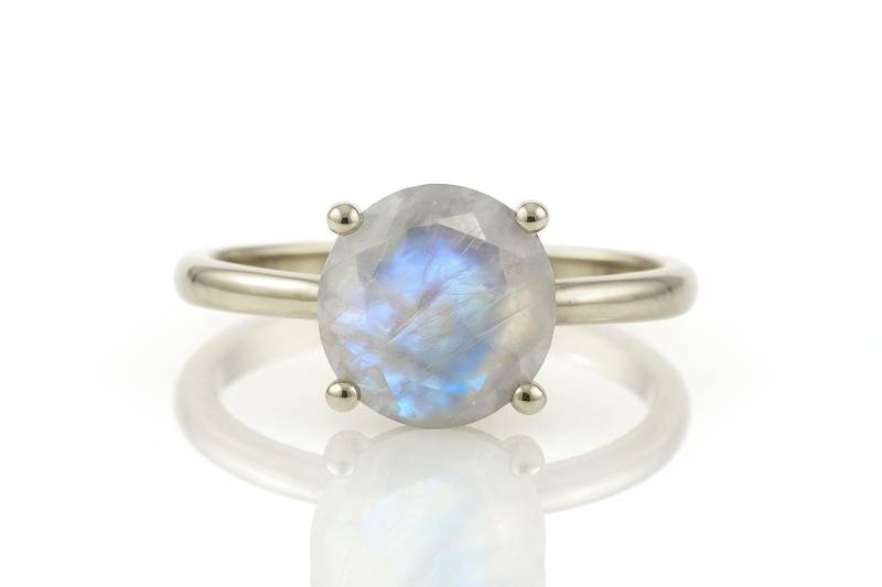 Regenbogen Mondstein Ring Sterling Silber Edelstein Cocktail Prong Weißer Stein Stapelbare Ringe von AnemoneUnique