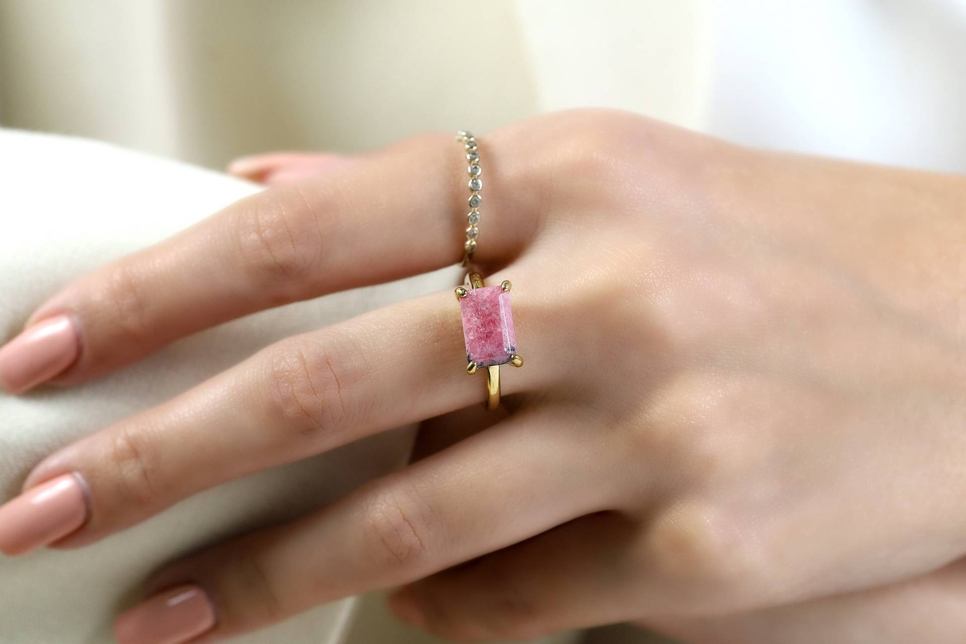 Rhodonit Ring Rechteckiger Edelstein Goldring Rosa Steinring Halbedelstein Solitär von AnemoneUnique