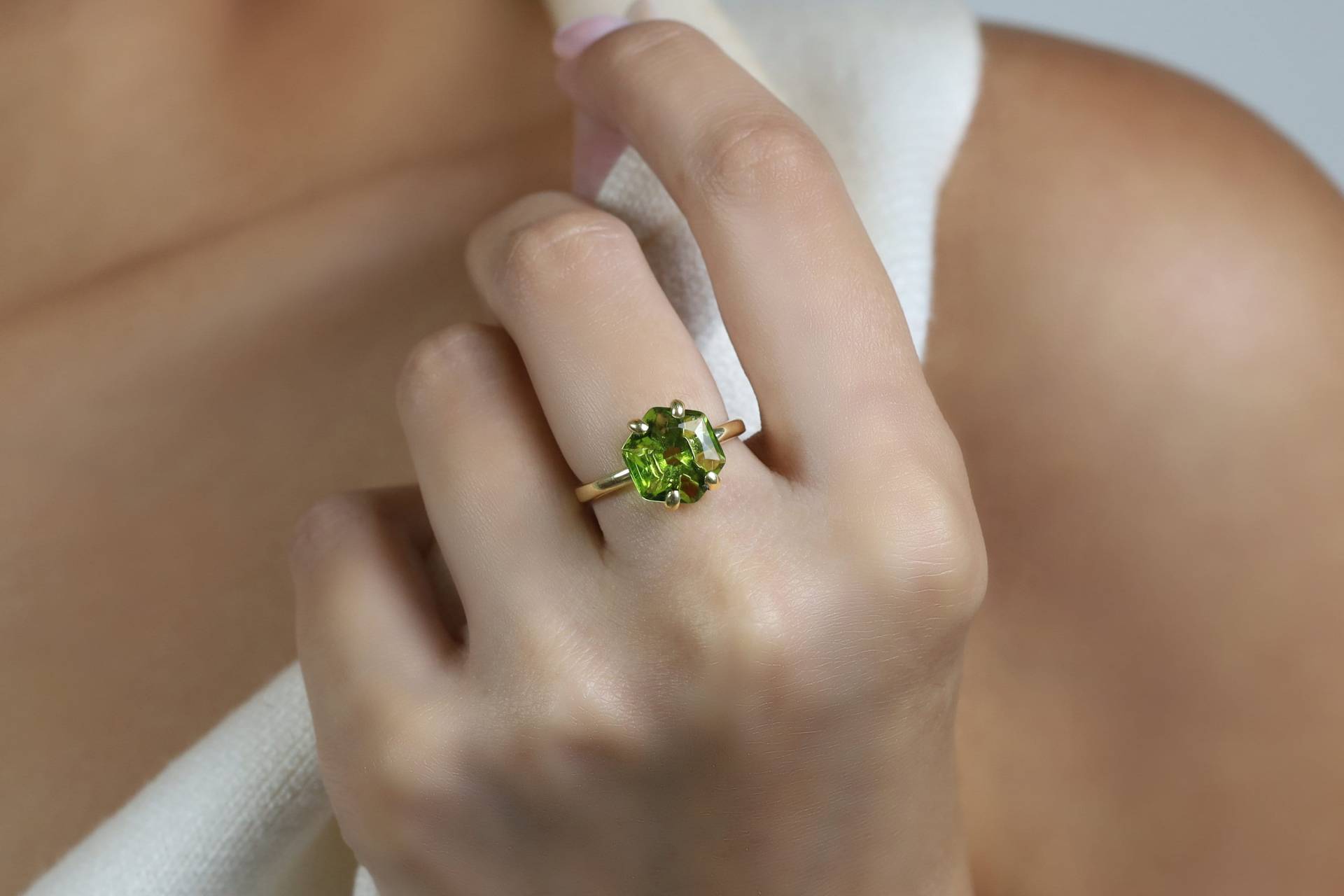 Sechseckiger Peridot Ring 18K Gold Gefüllter August Birthstone Sechseckschliff Grüner Stapelring Für Frauen von AnemoneUnique