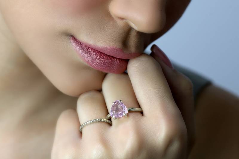 Selbstliebe Rosenquarz Ring Januar Birthstone Silber Stapel Stein Trillion Ringe von AnemoneUnique