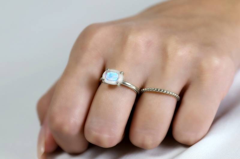 Sterling Silber Mondstein Ring Oval Stein Zarte Stapeln Ringe Weißgold Edelstein Halbedelstein von AnemoneUnique