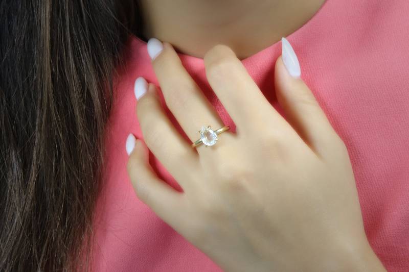 Träne Goldring Drop Ring Birnen Kristall Quarz Weißer Schlichter Zierlicher von AnemoneUnique