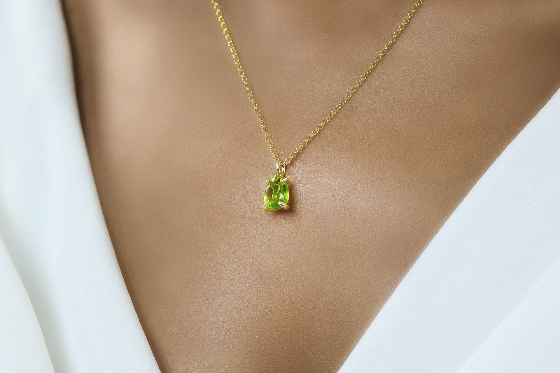 Zierliche Peridot Birnenform Anhänger Halskette Gold August Birthstone 18K Grüne Edelstein von AnemoneUnique