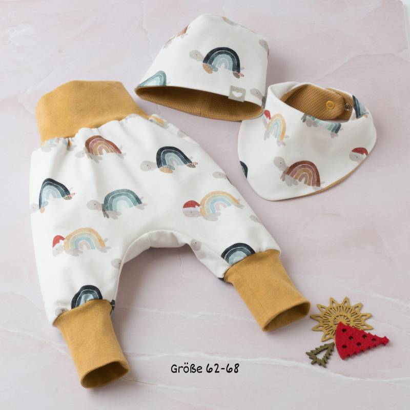 Erstlingsset "Weihnachtsturtle" Aus Pumphose Mütze/Halstuch | Babyset Für Jungen Und Mädchen Home Coming Outfit Babys von AneroNeedlework