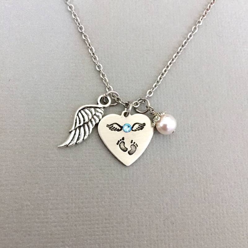 Engelsflügel Halskette, Geburtsstein Baby Füße, Miscarriage Andenken, Erinnerungsschmuck, Sympathie Geschenk, Silberflügel, Schutzengel von AnesandEve