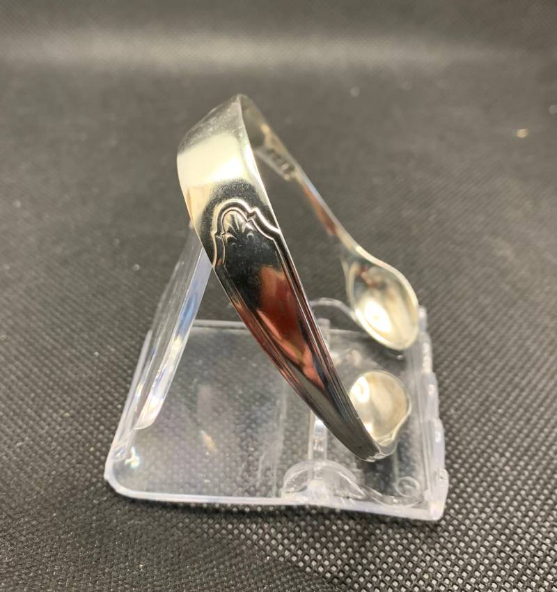 Antiker Armreif Aus Massivem Sterlingsilber, Hergestellt Antiken Silberwaren Dem Jahr 1921 von Anetgems