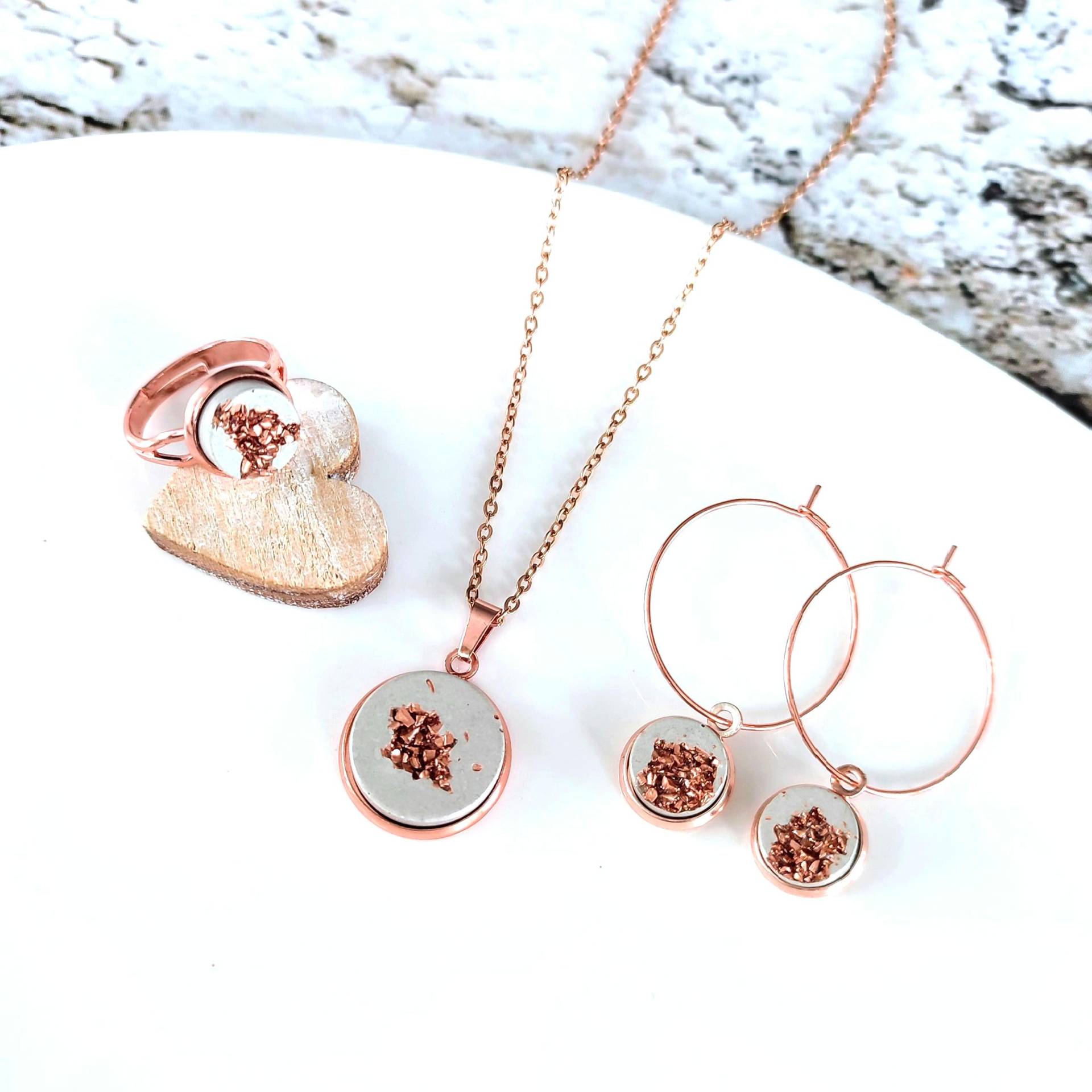 Betonschmuck Set Rosegold, Creolen Mit Anhänger Kette Ring, Edelstahl Ohrringe Halskette, Schmuckset Glitzer Kupfer, Geschenk Frau Weihnacht von AnettesDESIGN