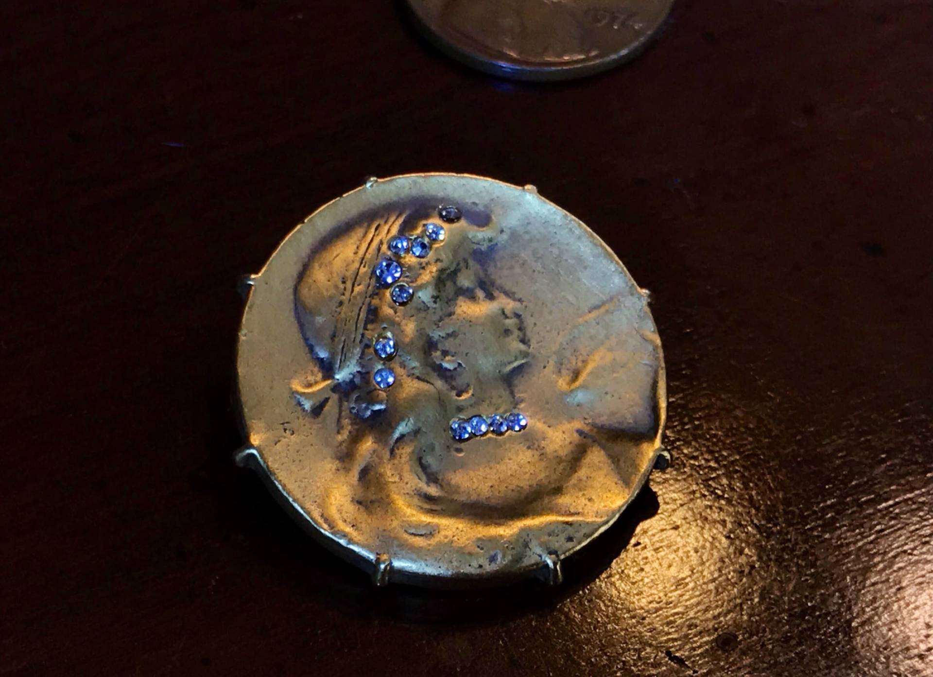 Gold Jugendstil Frau Kamee Brosche Mit Kristall Strass Akzente in Ihren Haaren - Vintage Alva Museum Repliken Statement Victorian von AnewAgain