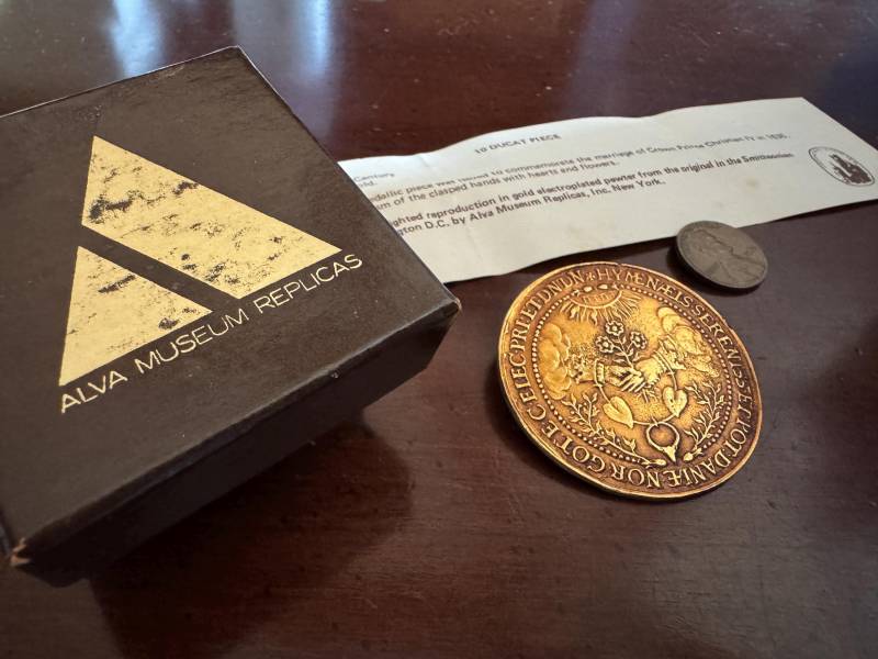 Vintage Gold Ehe 10 Dukaten Stück Brosche Pin - Alva Museum Repliken Gefaltete Hände Herzen Blumen Münze Dänemark 17 Jahrhundert von AnewAgain