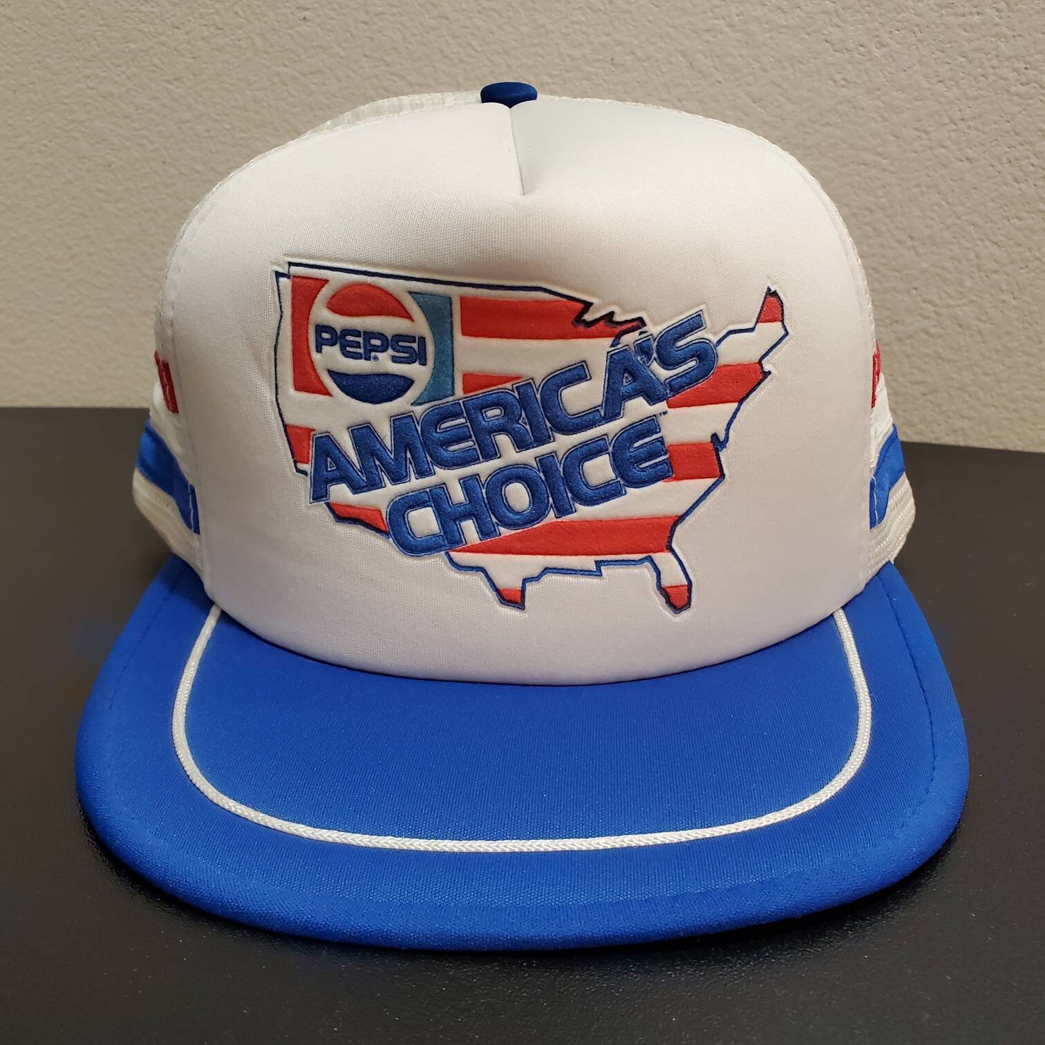 Vintage Pepsi America's Wahl 3 Streifen Weiß Mesh Trucker Hat Herren Selten Nos Vintage Pepsi America's Wahl 3 Streifen Weiß Mesh Trucker Hat Herren Selten Nos von Aneye4Treasure