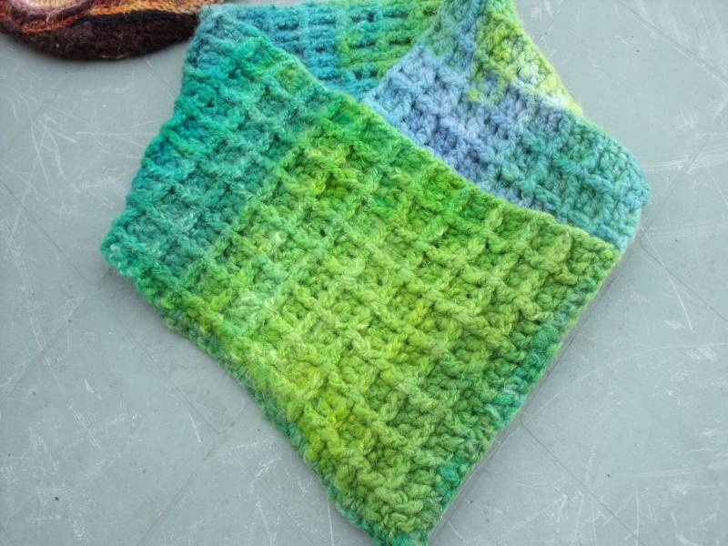 Blaugrüner Häkelschal, Handgesponnen Und Handgestrickt von AngAuvergne