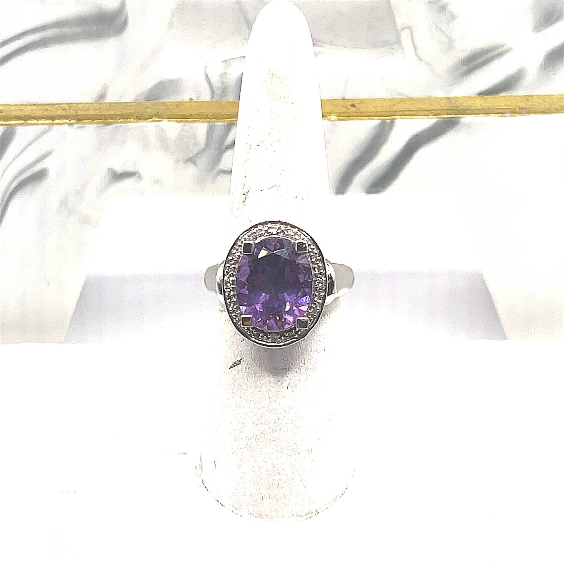 14K Weißgold Ring Mit Amethyst Mittig Stein Umgeben Von .2 Cttw Diamanten Größe 7 von AngElizDirect