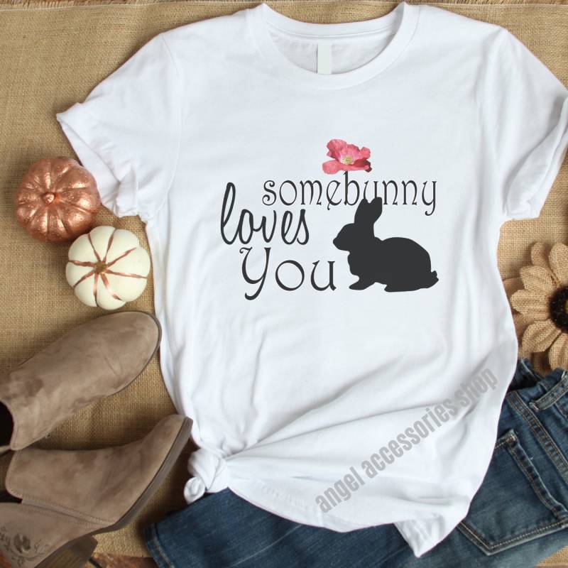 Tshirt Mit Ein Wortspiel. Some Bunny Loves You. Eine Humorvolle Liebeserklärung in Frühlingshafter Hasen Design von AngelAccessoriesShop