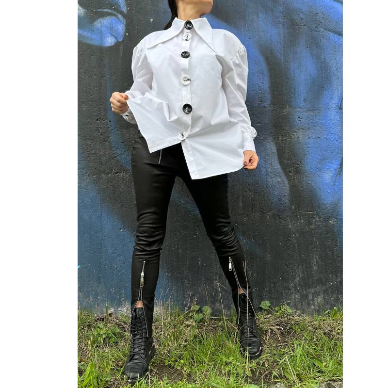 Extravagantes Weißes Baumwollhemd Langarm-stehkragen-Button-Shirt von AngelBySilvia