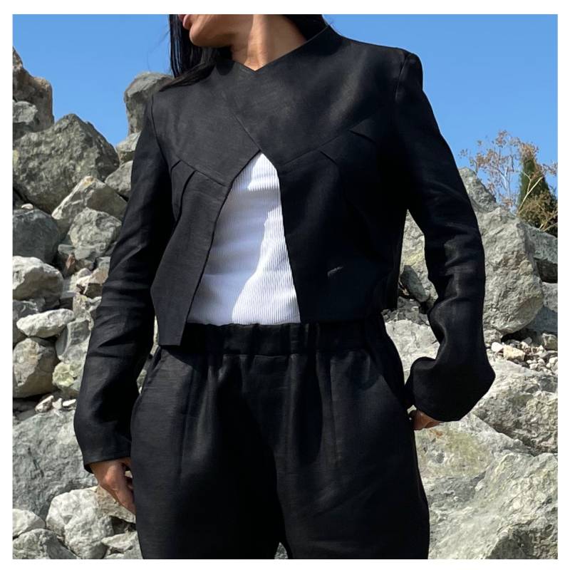 Kurze Schwarze Leinenjacke Mit Langen Ärmeln - Designer-Geraffter Offener Designer-Blazer von AngelBySilvia