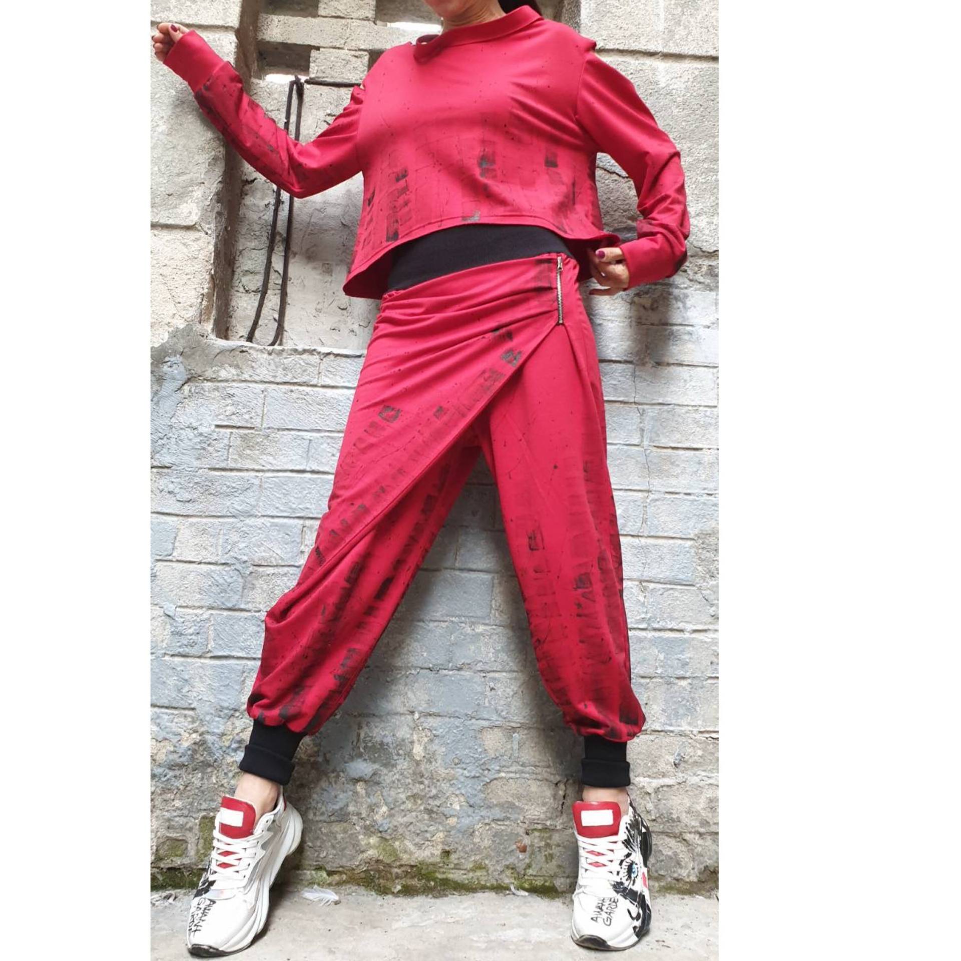Neue Kollektion Extravagantes Rotes Set/Lässige Handgemalte Hosen Bluse Set/Harem Rote Baumwollhose/Langarm Top/Handgemalte Frauen Kleidung von AngelBySilvia
