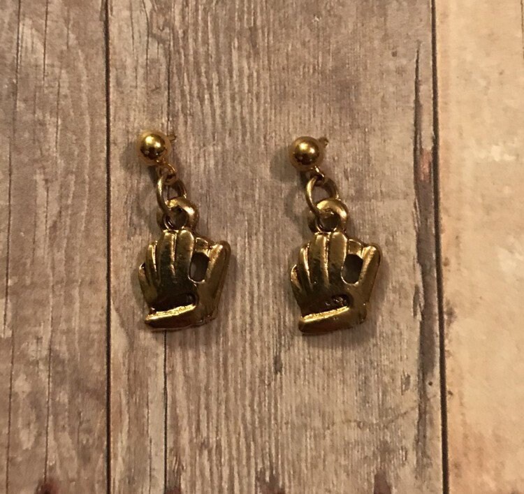 Antik Gold Baseball Mitt Ohrringe Softball Schmuck von AngelDesignsByDenise