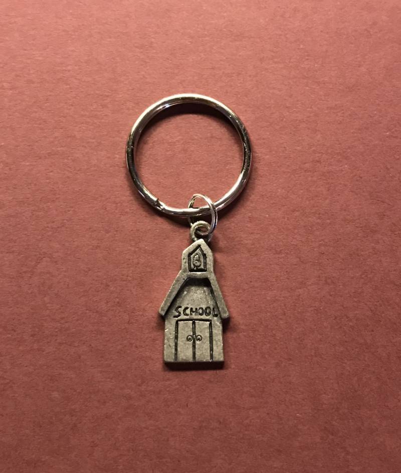 Antikes Silber Schulhaus Schlüsselanhänger Geschenk Für Lehrer von AngelDesignsByDenise
