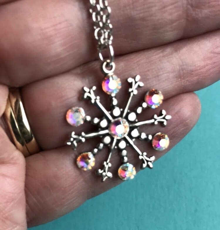 Aurora Borealis Schneeflocke Halskette von AngelDesignsByDenise